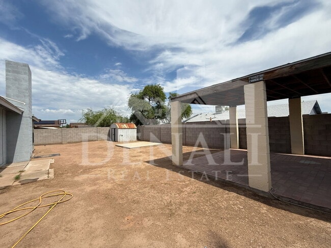 Building Photo - 10921 W Sells Dr