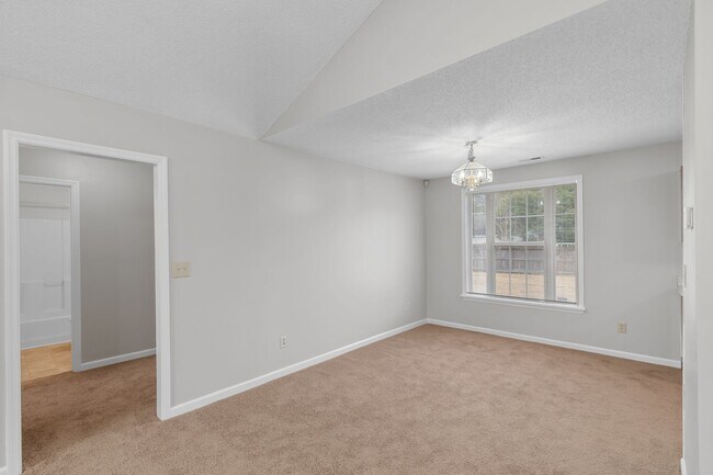 Building Photo - 3 Bedroom 2 Bathroom Home