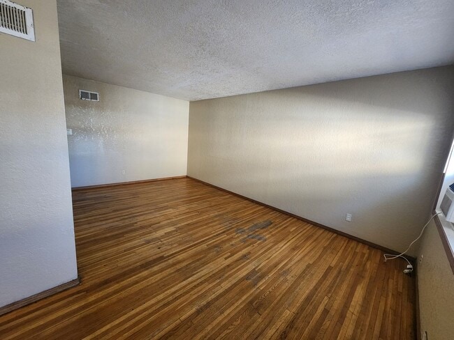 Building Photo - $550 - 1 bed 1 bath apartment *FIRST FULL MONTH RENT FREE*