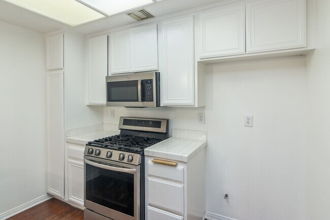 Building Photo - 16940 Chatsworth St