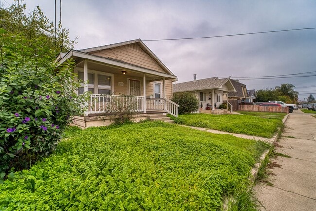 Building Photo - Feel Right at Home in This Inviting 2-Bed Gem