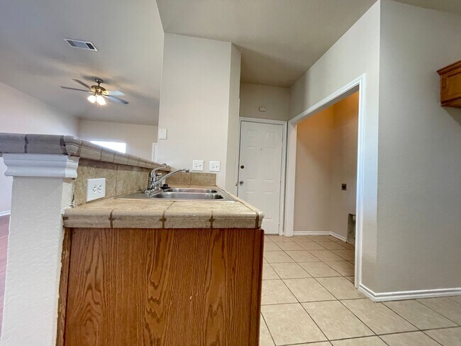 Building Photo - Charming 3/2 Duplex with Garage — No Carpet, Fenced Yard!