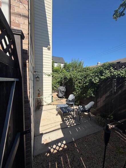 Building Photo - 5810 Darling St