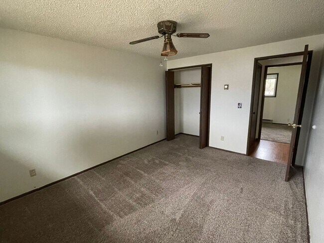 Building Photo - 2081