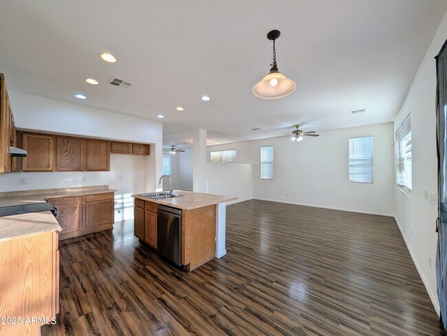 Building Photo - 3848 E Pollack St