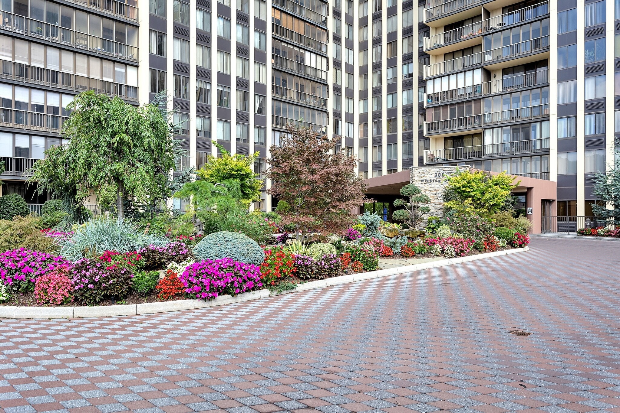 Building Photo - 300 Winston Dr