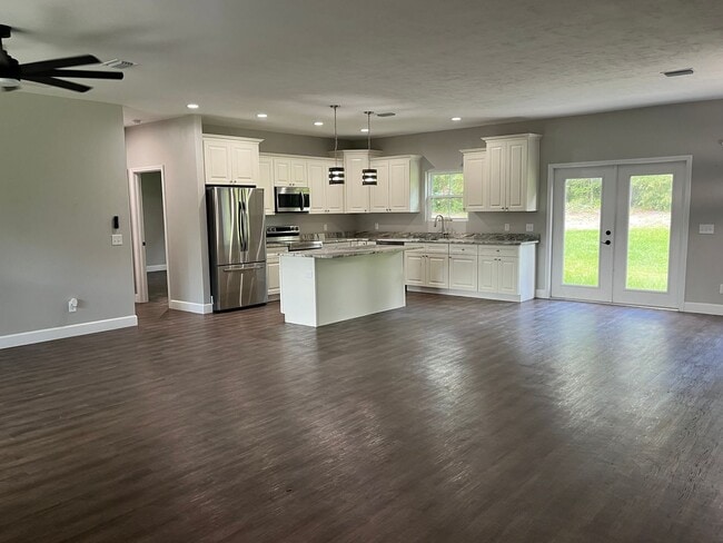 Building Photo - Upgraded New 3 Bedroom, 2 Bath home in Emerald Cove