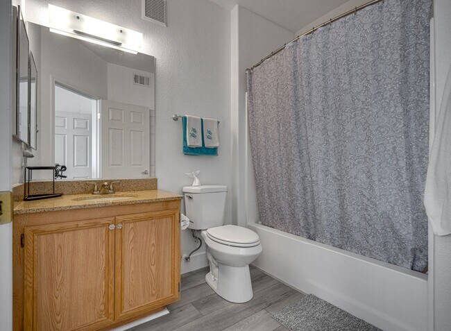 Building Photo - Fully Furnished 2 Bedroom 2 Bath Breathe T...