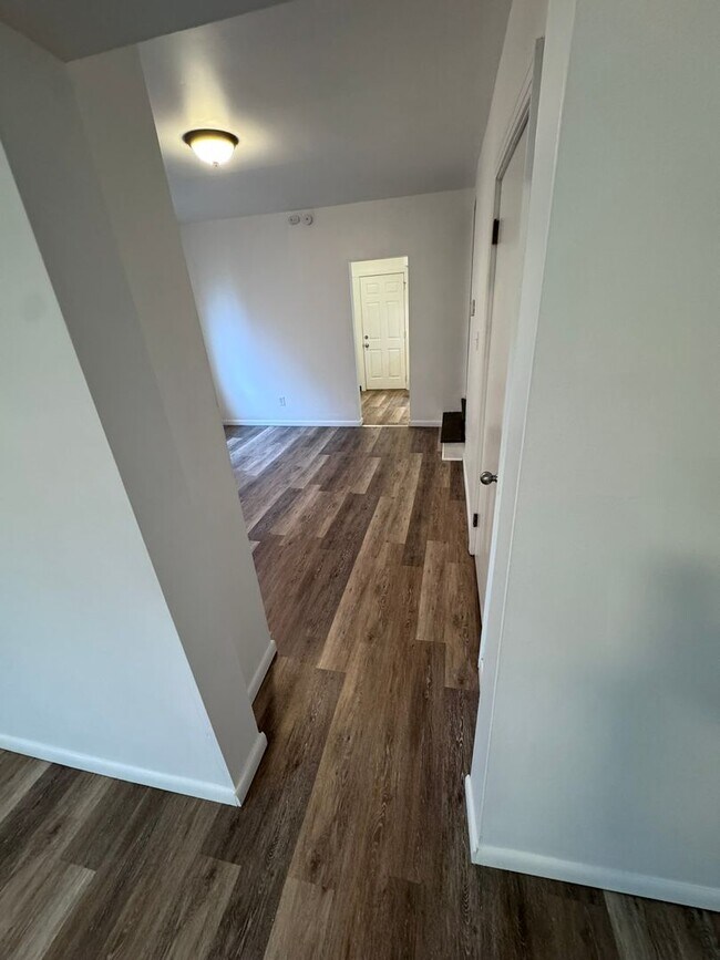 Building Photo - Fully Updated 3-Bed 1-Bath House w/ Covered Porch in Christy Park!!!