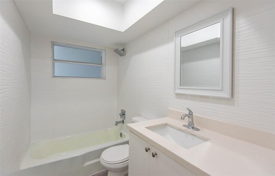 Building Photo - 651 Pine Dr