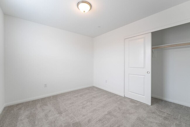 Building Photo - Goregous Brand New 4 Bedroom For Lease!