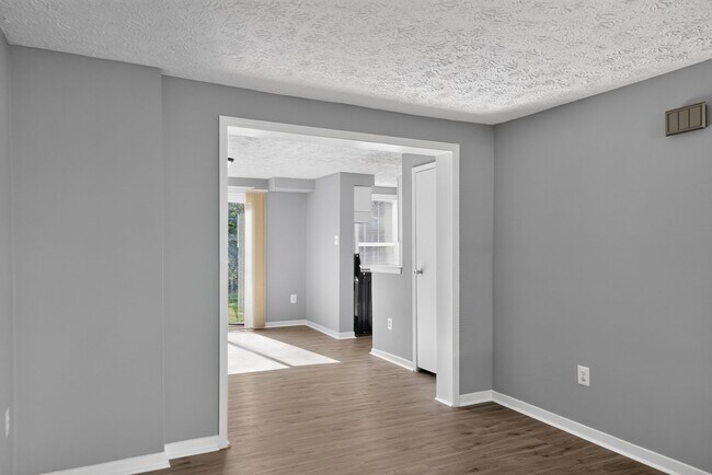 Building Photo - Available Now!  3 Bedroom Townhouse King George