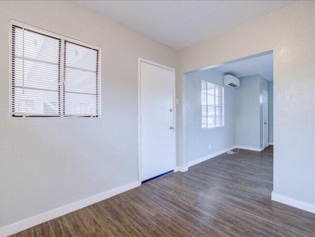 Building Photo - Cozy & Modern 2-Bedroom Home