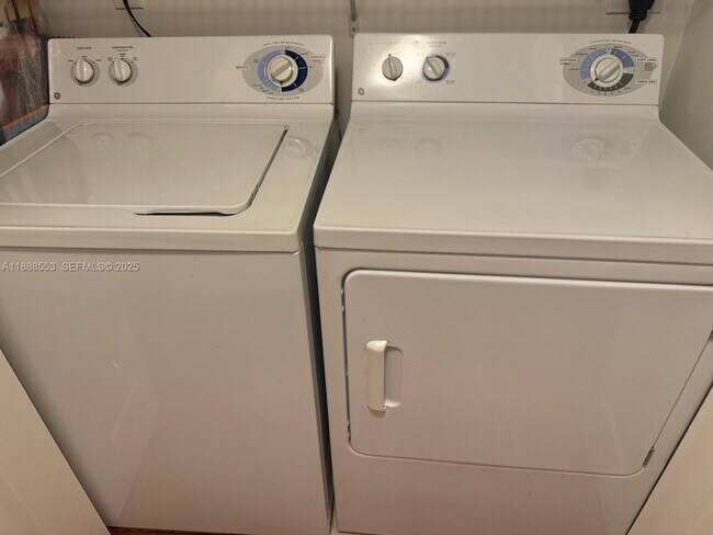 Building Photo - 8040 N Nob Hill Rd