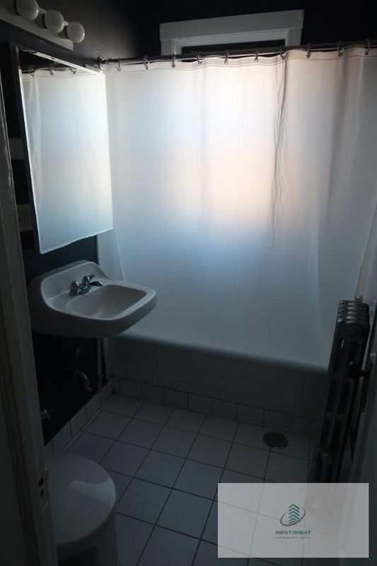 Building Photo - 1712 W Albion Ave