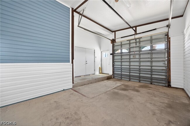 Building Photo - 3864 Royal Palm Dr