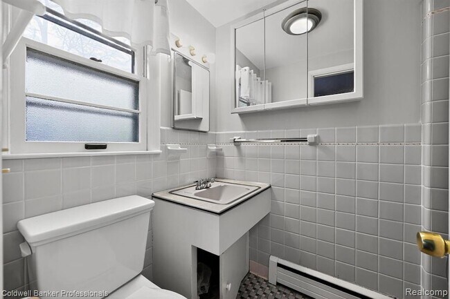 Building Photo - 4448 Greenwood Dr