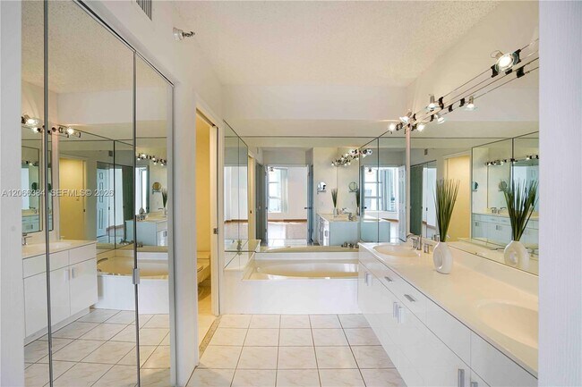 Building Photo - 3530 Mystic Pointe Dr