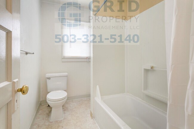 Building Photo - Charming 2 Bedroom Bungalow Available in Northeast Portland!