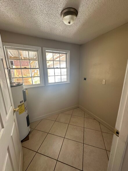 Building Photo - 407 Moir St