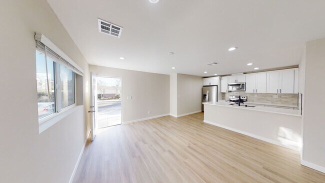 Building Photo - 5484 Dorothy Dr