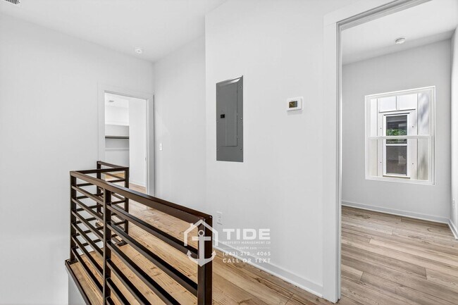 Building Photo - Modern Living Minutes from Park Circle