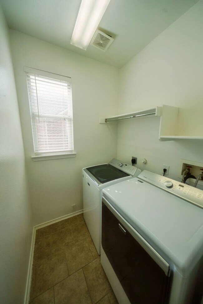 Building Photo - 4736 Green Bluff Dr