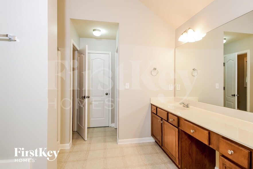 Building Photo - 415 Belmont Way