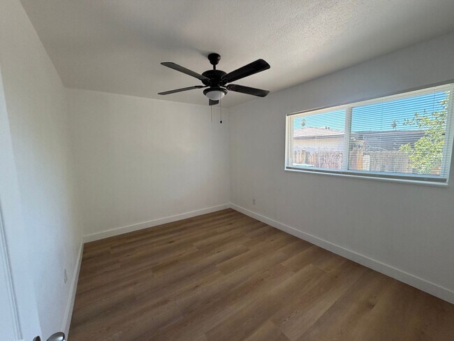 Building Photo - WoW! Newley Remodeled 3 BD 1 Ba house with a 1 Car Garage in East Bakersfield