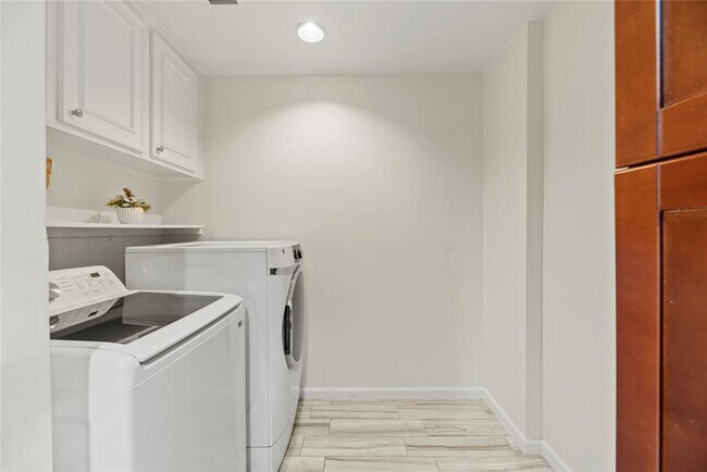 Building Photo - 201 Vanderpool Ln