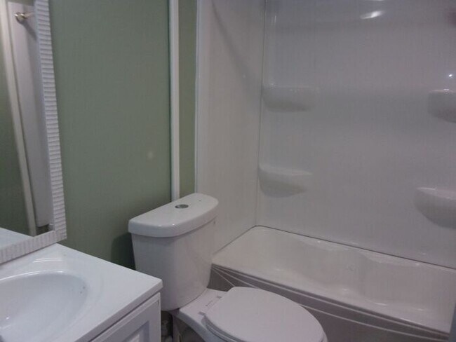 Building Photo - Beautifully Renovated 3 Bedroom 2 Bath Home in the Newport Area