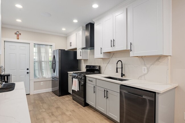 Building Photo - Bright & Immaculate 2 Bed · 3 Bath