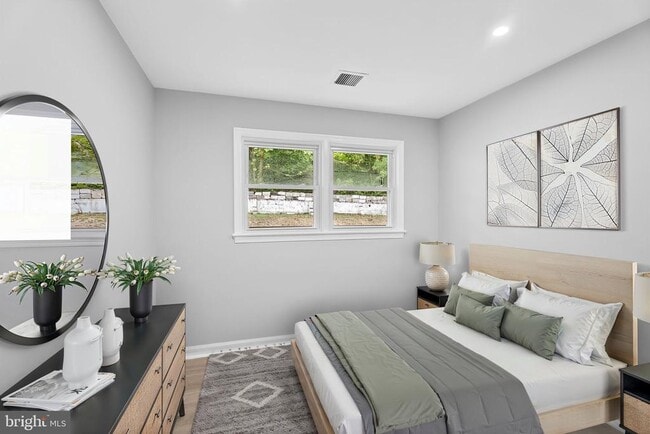 Building Photo - 5822 Brookview Dr