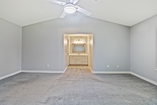 Building Photo - 210 Pecan Valley Ct