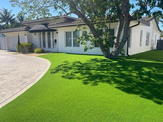 Building Photo - 1419 NE 57th St