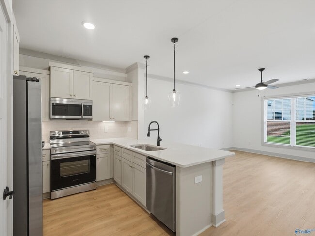 Building Photo - 8 Whispering Oak Dr SW