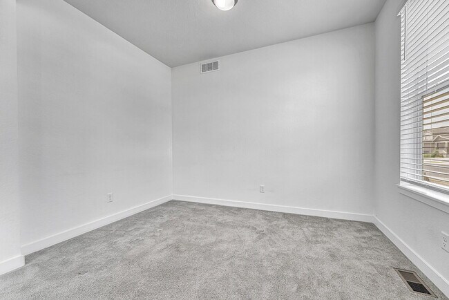Building Photo - $4,450.00, 5 bed, 4.5-bath located in Broo...