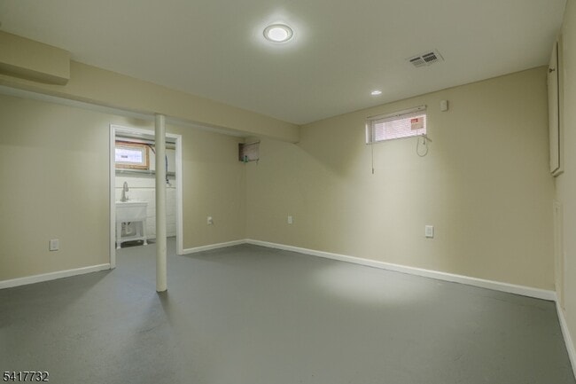 Building Photo - 15 Crown St