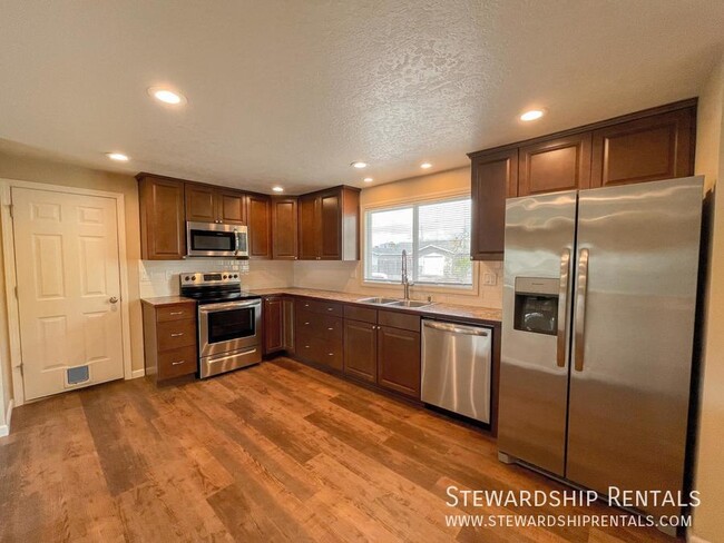 Building Photo - Newly rehabbed home in Springfield