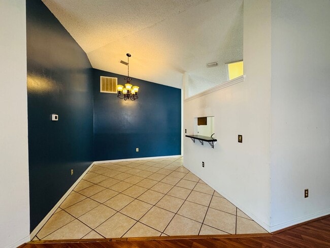 Building Photo - Charming 3 Bedroom, 2 Bath Home with Fence...