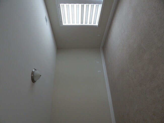 Building Photo - Spacious 6 bedroom, 4 bathroom home!