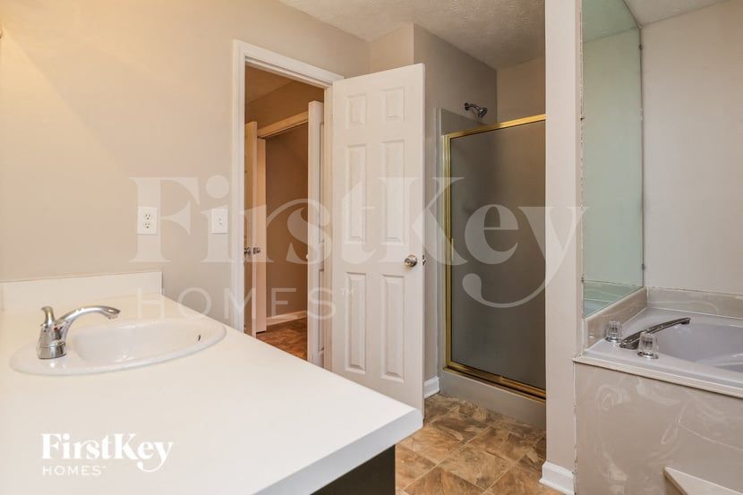 Building Photo - 221 Cherokee Springs Way