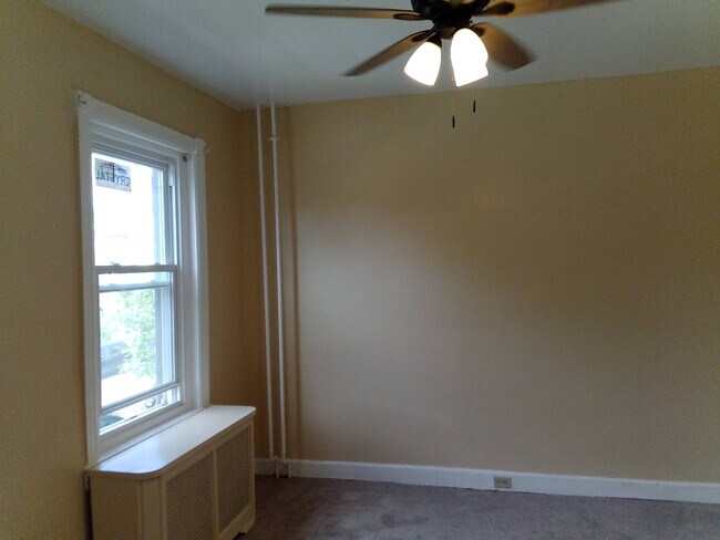 Living Room - 1126-2 W Rockland St