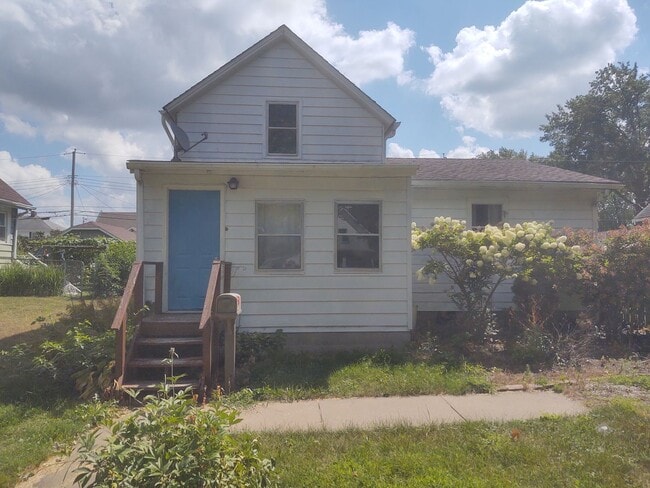 Building Photo - Great house with a big yard