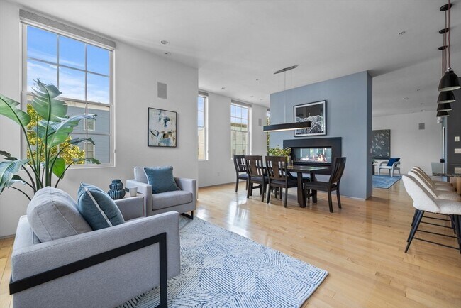 Building Photo - 618 E 2nd St