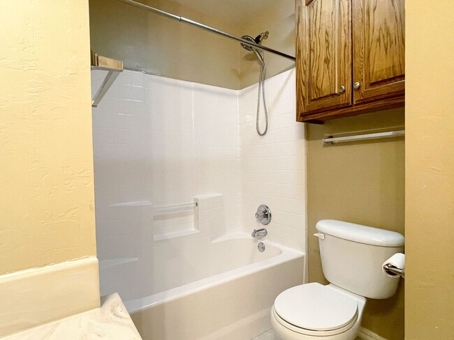 Building Photo - Absolutely Gorgeous Home in Moore with Spa...