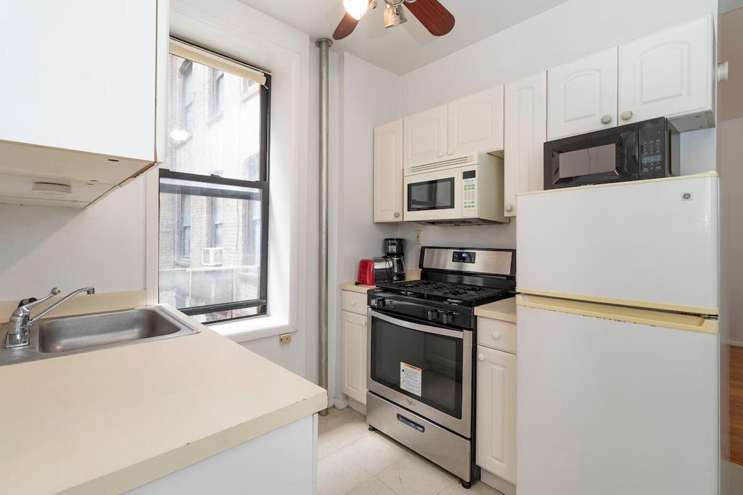 Building Photo - 334 E 94th St