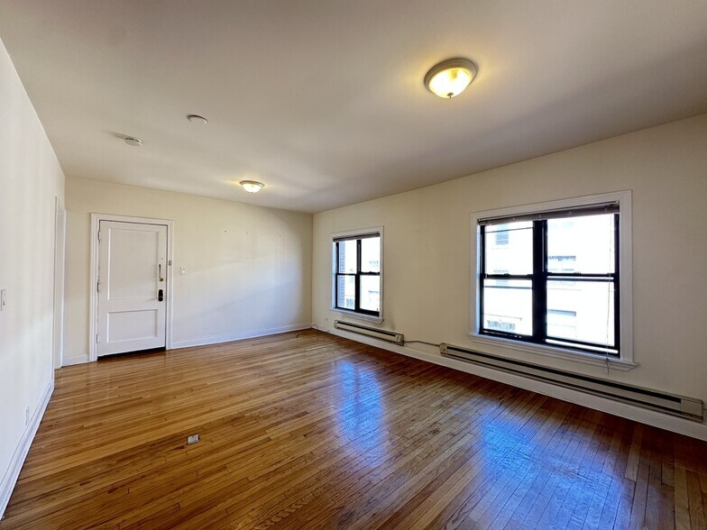 Building Photo - 834 W Waveland Ave