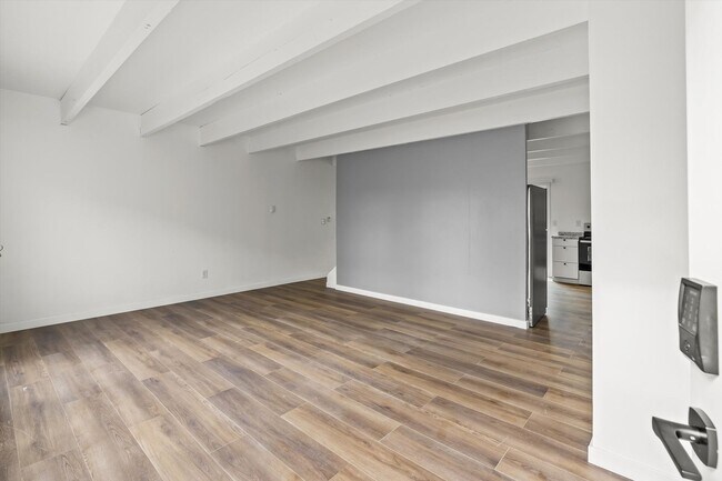 Building Photo - Cute 3 bed 2 bath town home