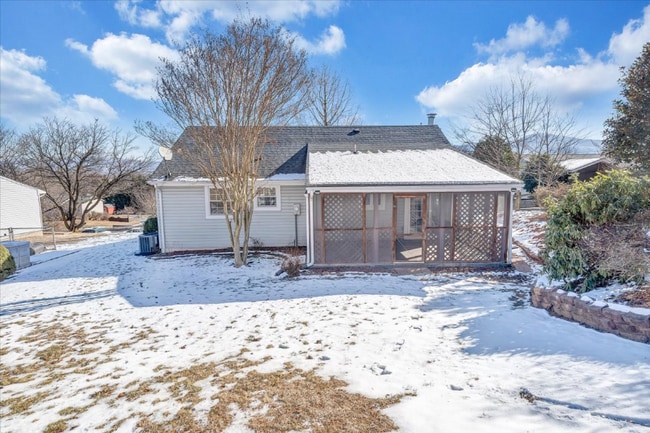 Building Photo - 518 Hillview Dr